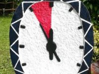 ” Alles liegt in unserer Hand….aber es ist 5 Minuten vor 12 ”   ( Höhe 90 cm )